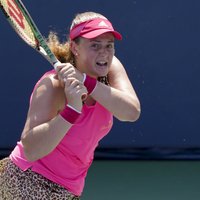 Ostapenko 'US Open' pirmajā kārtā zaudē lieliski servējošajai Dženai