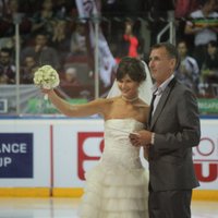 В перерыве матча "Динамо" состоялось бракосочетание