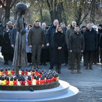 Foto: Zelenskis un Rinkēvičs Ukrainā piemin Holodomora upurus