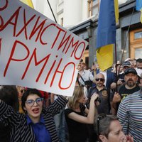 "Останови капитуляцию!". Почему в Донбассе опять начались бои, а под окнами Зеленского — протесты сторонников войны до победного конца