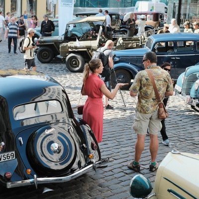 Foto: Rīgā pulcējas pirmskara automobiļi