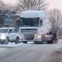 Video: 'Volvo' apvidnieks no dzelzceļa pārbrauktuves Rīgā novelk kravas auto