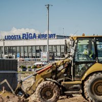 Foto: Sākta 'Rail Baltica' dzelzceļa stacijas estakādes izbūve pie lidostas 'Rīga'