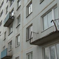 В Елгаве на втором этаже 9-этажного жилого дома обрушился балкон