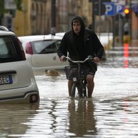 Foto: Itālijas ziemeļos lietavas izraisījušas pamatīgus plūdus; astoņi bojāgājušie