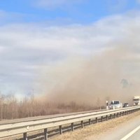 Kūlas ugunsgrēks Jaunolainē – biezi dūmi aizšķērso ceļu braucējiem