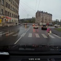 Video: Autovadītājs uz ceļa pēdējā mirklī pamana bērnu