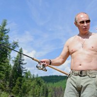 Путин объяснил свои фотографии "в полуголом виде"