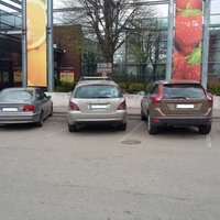Trīs parkošanās 'meistari' vienā autostāvvietā
