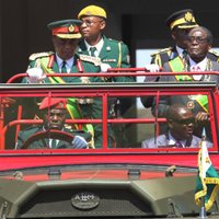 Zimbabves konstitūcijas projekts: Mugabe valsti vadīt varēs vēl desmit gadus