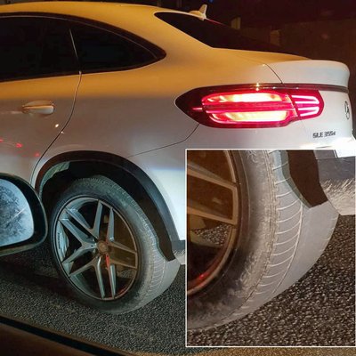 Foto: Sastrēgumā Rīgā novērots švītīgs 'Mercedes' apvidnieks ar 'plikām' riepām