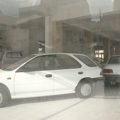Foto: 90. gados pamests 'Subaru' dīlercentrs Maltā