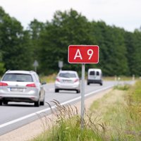 Uz Liepājas šosejas pie krustojuma ar autoceļu Jelgava–Tukums samazina atļauto braukšanas ātrumu