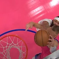 Video: Porziņģa spēcīgais 'slam dunk' iekļūst NBA dienas TOP 10