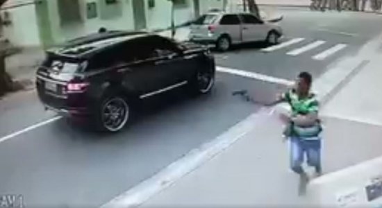 Video: Brazīlijas izlases vārtsargam Džefersonam bruņoti laupītāji nozog auto
