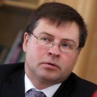 Dombrovskis: eiro ieviešana ir pārāk būtisks jautājums, lai spēlētu politiskās spēlītes
