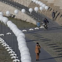 Mangaļsalā atrod no Berlīnes mūra krišanas svinībām atpūstu balonu