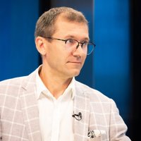 No amata atbrīvo Rīgas domes Izglītības, kultūras un sporta departamenta direktoru Krastiņu