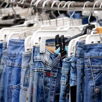 Названы две самые популярные джинсовые вещи лета