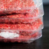 Фирмы, торгующие мясом, за три года "отмыли" 1,4 млн евро