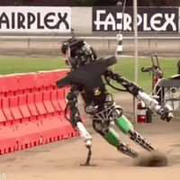 Video: Roboti krīt un ceļas savstarpējās sacensībās