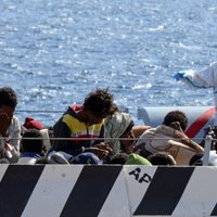 Kuģis ar 700 imigrantiem avarē Lībijas piekrastē