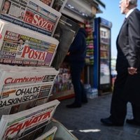 Turcijas tiesa piespriež cietumsodus 13 opozīcijas laikraksta žurnālistiem