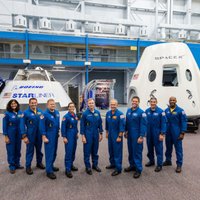Названы астронавты, которые первыми совершат полеты на кораблях Starliner и Dragon