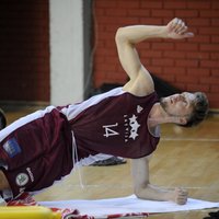 'Delfi' Belgradā: Latvijas izlase treniņā atkārto sadarbības; Bērziņš kritizē halles grīdu