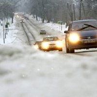 Sniegs un ledus apgrūtina braukšanu visā valstī