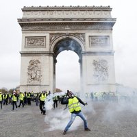 "Желтые жилеты" повредили Триумфальную арку в Париже на миллион евро