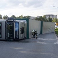 Foto: Viestura prospektā Rīgā avarējis smagais auto