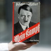 Vācijas izglītības ministre: komentētais 'Mein Kampf' izdevums jāizmanto kā mācību līdzeklis