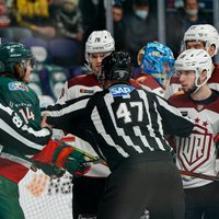 Sezonas sensācija: Rīgas 'Dinamo' viesos pieveic KHL spēcīgāko komandu