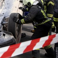 VUGD no avarējuša auto Siguldā atbrīvo bojāgājušo