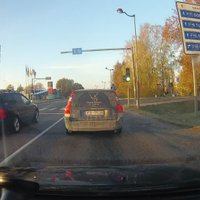 Video: 'Volvo' Jelgavā sarīko sacīkstes un veic dīvainus manevrus