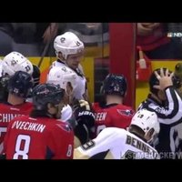 Video: NHL spēlētāji sakaujas uz rezervistu soliņa