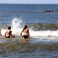 Karstuma rekordi turpina krist - gaiss Latvijā sakarsis līdz plus 31 grādam