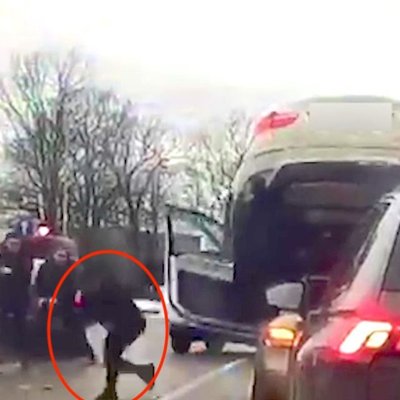 Policija publicējusi video, kā zaglis ar 'BMW X6' nokļuva uz 'Hyundai' jumta