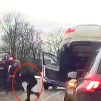 Policija publicējusi video, kā zaglis ar 'BMW X6' nokļuva uz 'Hyundai' jumta