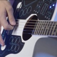Video: Inovatīva pieeja akustiskās ģitāras spēlē