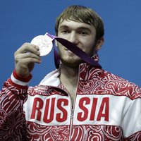 Londonas olimpiskā medaļa dopinga lietošanas dēļ tiek atņemta arī Krievijas svarcēlājam Auhadovam