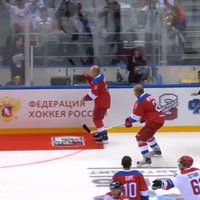 Video: Putins pēc hokeja mača aizķeras aiz paklāja