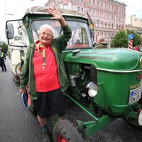 81 gadu vecs vācu pensionārs ar traktoru cauri Baltijai aizbraucis līdz Sanktpēterburgai