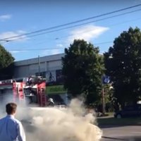 Video: Mūkusalas ielā Rīgā baltiem dūmiem deg automašīna