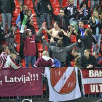 Latvijas futbola līdzjutēji Viļņā lietojuši ar neonacismu saistītu karogu