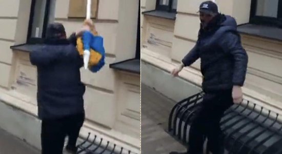 Policija sāk kriminālprocesu par Ukrainas karoga noraušanu Rīgas centrā 