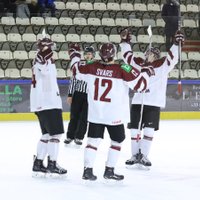 Latvijas U-20 hokejisti pasaules čempionāta mačā droši uzvar pastarīti Austriju