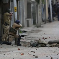 Protestētāju sviests akmens Kašmirā nogalina tūristu