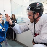 Канадский хоккеист встретился с мальчиком-диабетиком из России